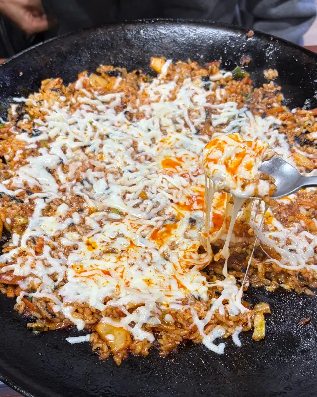 볶음밥 위에 치즈가 녹아내리는 모습