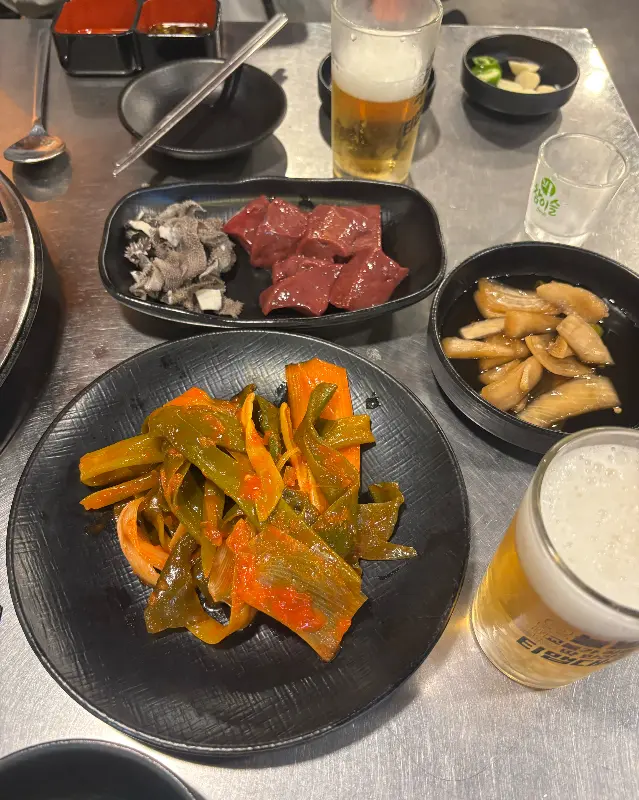 기본으로 제공되는 간과 천엽, 그리고 파김치