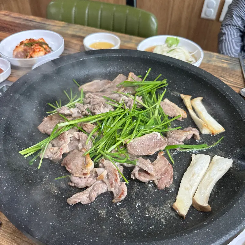 불판 위에서 익어가는 오리고기