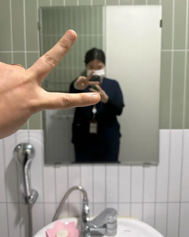 거울에 비친 자신의 모습을 찍는 사람