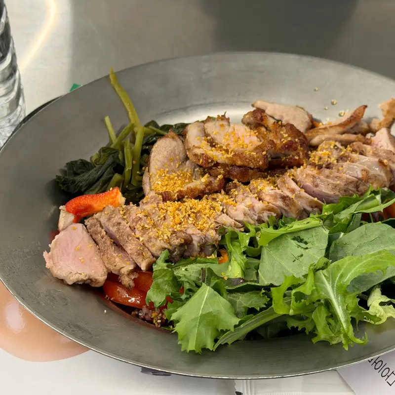 신선한 재료가 듬뿍 들어간 샐러드