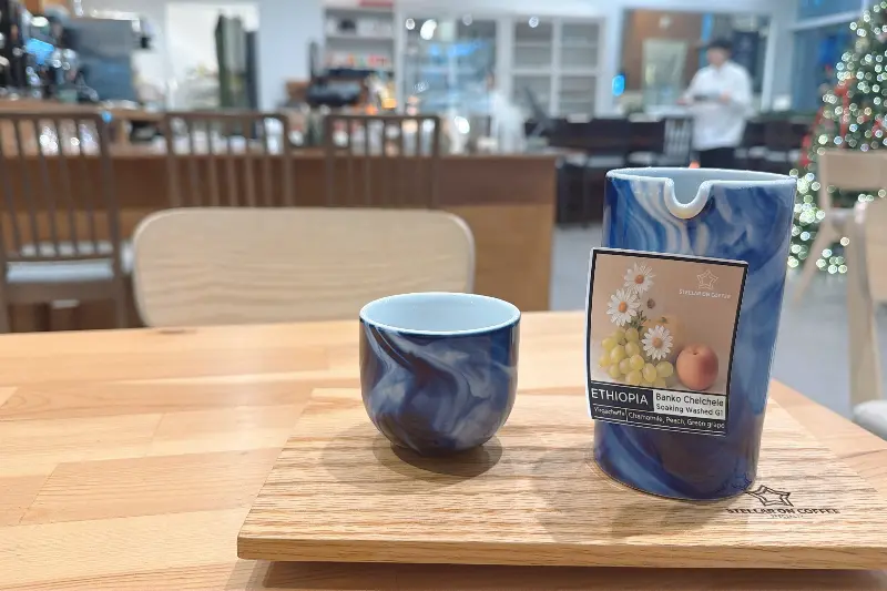 독특한 디자인의 커피잔