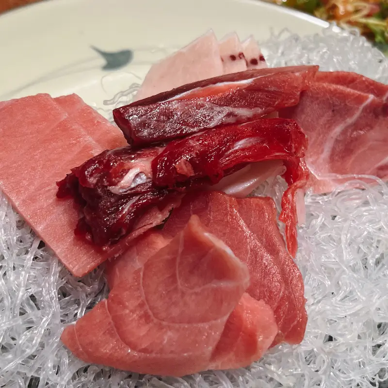 윤기가 흐르는 남길참치의 스페셜 참치회