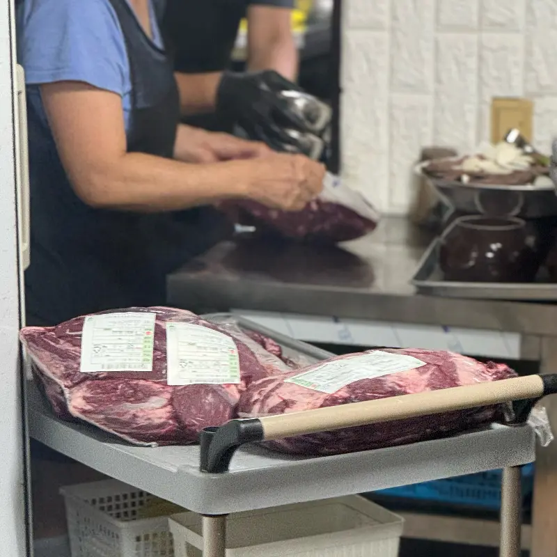 고기 손질 모습