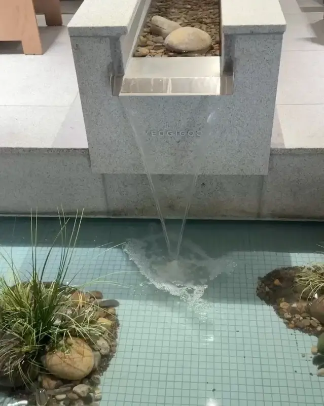 카페 내부에 조성된 작은 연못