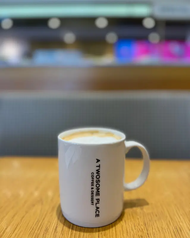 깔끔한 투썸플레이스 내부 카운터 모습