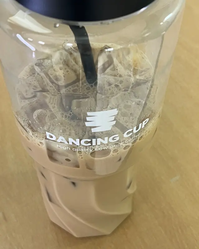 댄싱컵 로고가 새겨진 컵