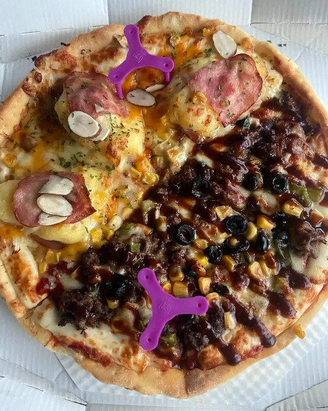 다채로운 토핑의 피자 사진