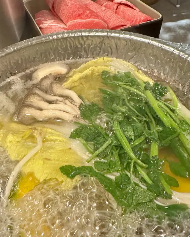 샤브샤브 재료가 끓는 모습