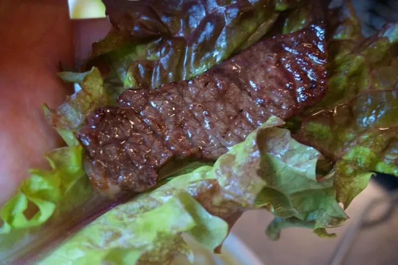 싱싱한 쌈 채소와 함께 즐기는 한우