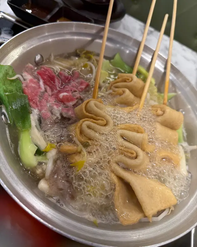 어묵 꼬치가 담긴 샤브샤브 냄비
