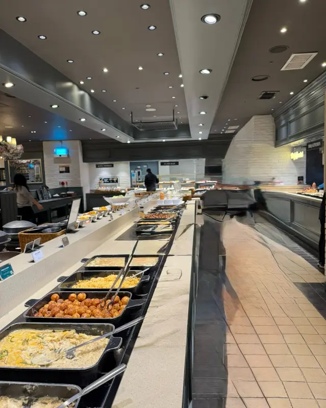 애슐리퀸즈 경주점의 다양한 음식 코너 모습