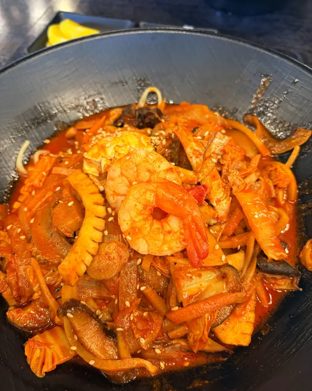 탱글탱글한 면발 위에 듬뿍 올려진 해산물이 인상적인 간짬뽕