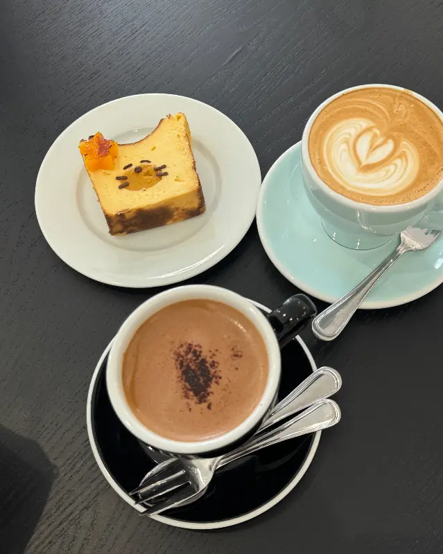 코스타리카 허니 프로세스 아이스 커피와 고구마 치즈 케이크