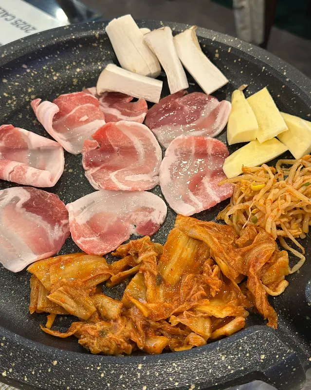삼겹살과 함께 구워먹는 버섯, 김치, 콩나물