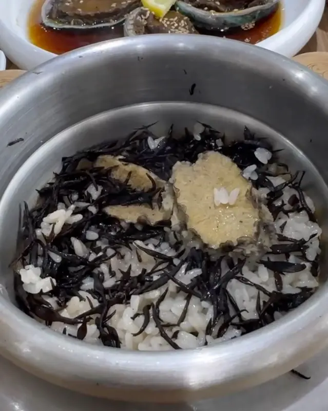 전복이 통째로 들어간 솥밥