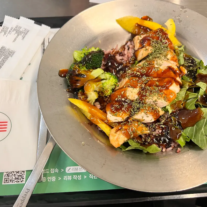 다이어트 중에도 맛있게 즐길 수 있는 닭가슴살 샐러드