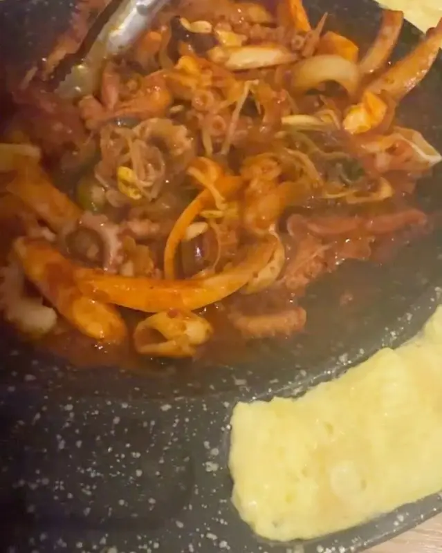 매콤한 낙지 볶음과 고소한 치즈의 조화