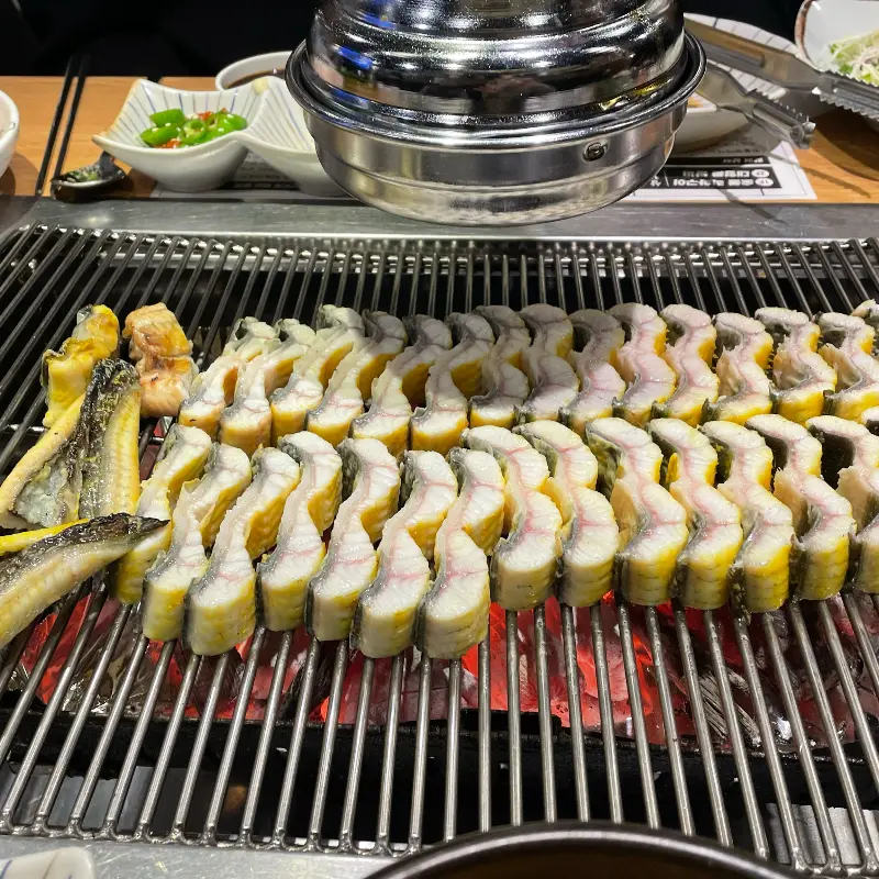 숯불 위에 가지런히 놓인 장어