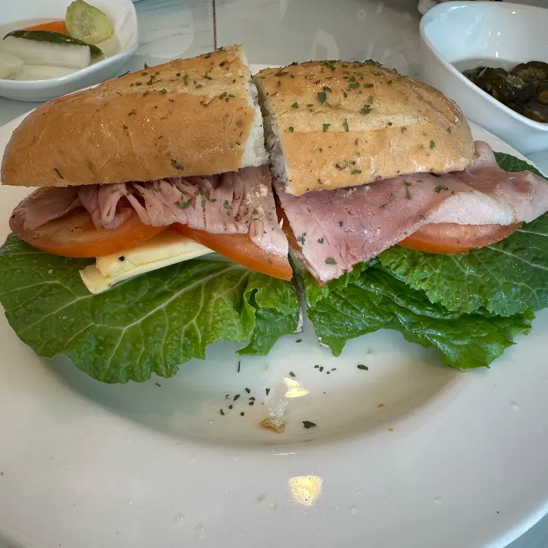 신선한 재료가 듬뿍 들어간 샥슈카