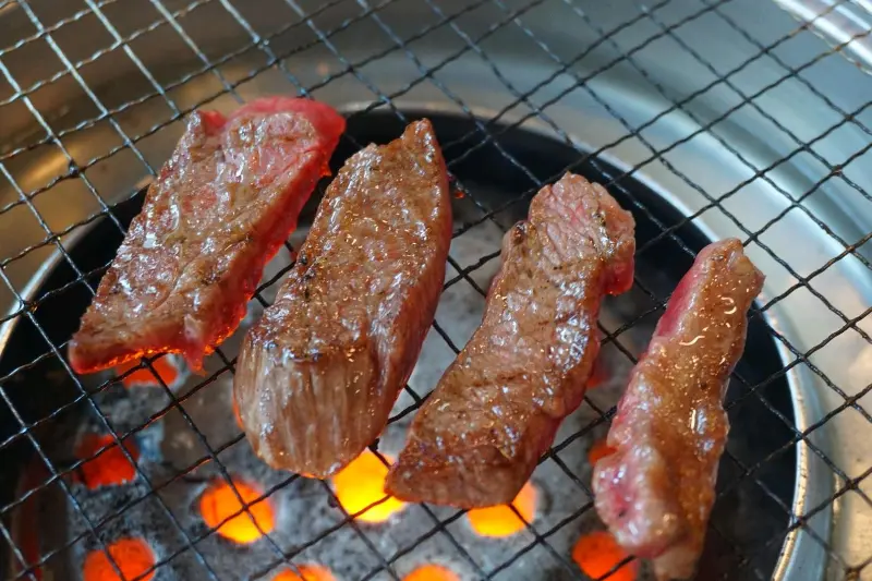 연탄불 위에서 맛있게 익어가는 한우