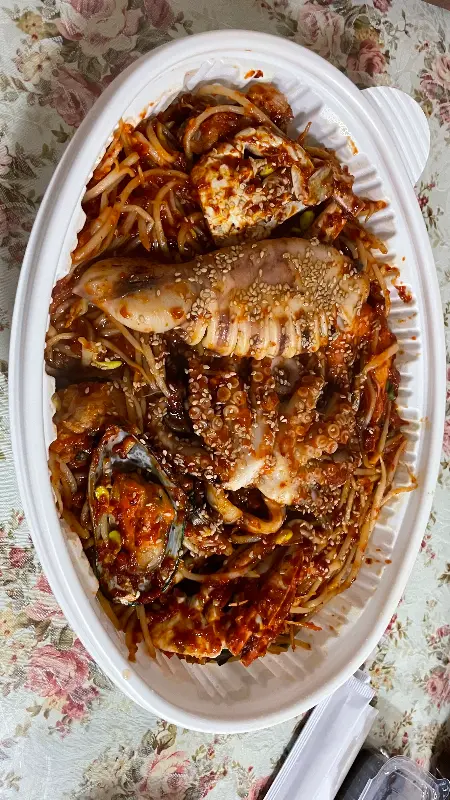 해물 가득한 찜 요리