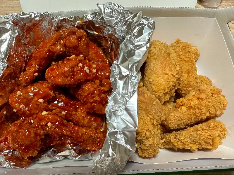 양념과 후라이드의 환상적인 조화