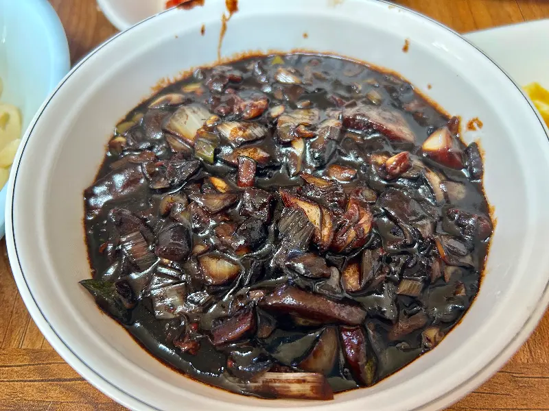 간짜장 소스의 클로즈업