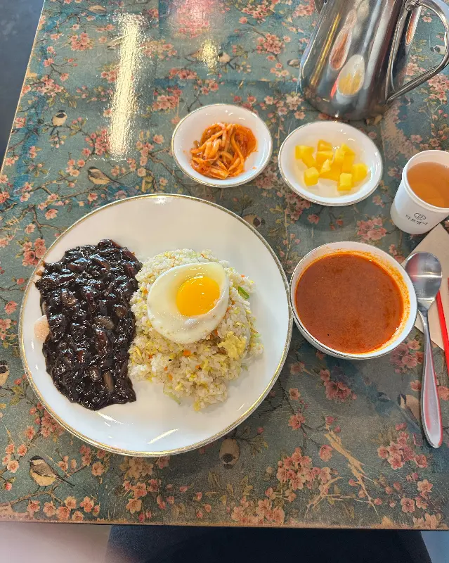 계란 후라이가 올라간 짜장 볶음밥