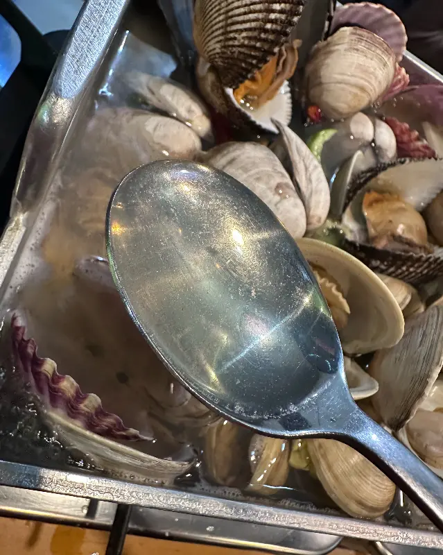 숟가락에 담긴 조개