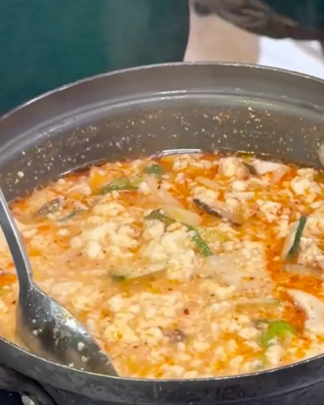 보글보글 끓고 있는 소고기 버섯 전골