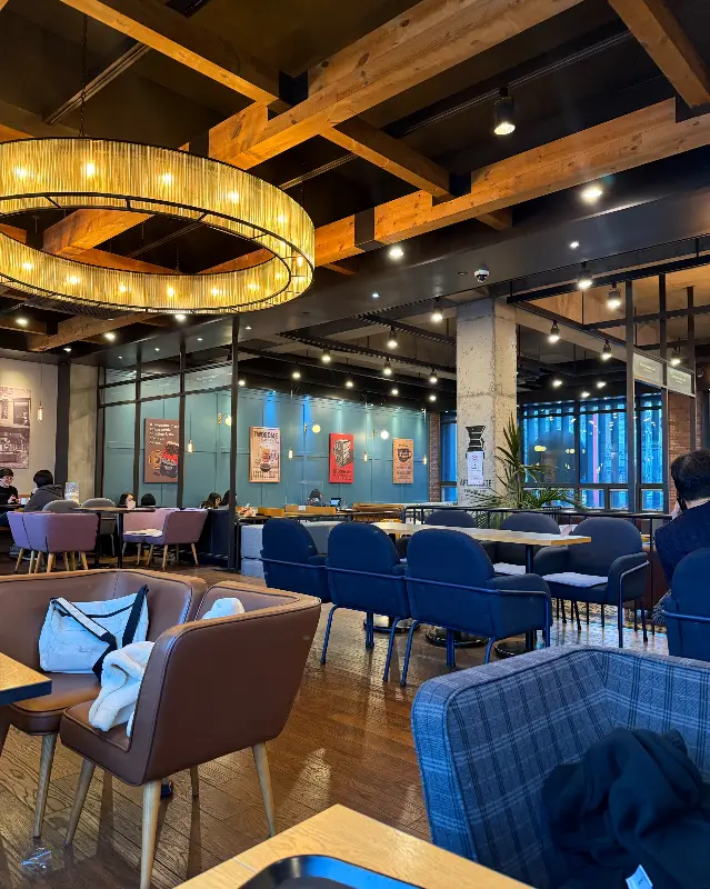 앤티크한 조명과 편안한 좌석이 인상적인 투썸플레이스 내부