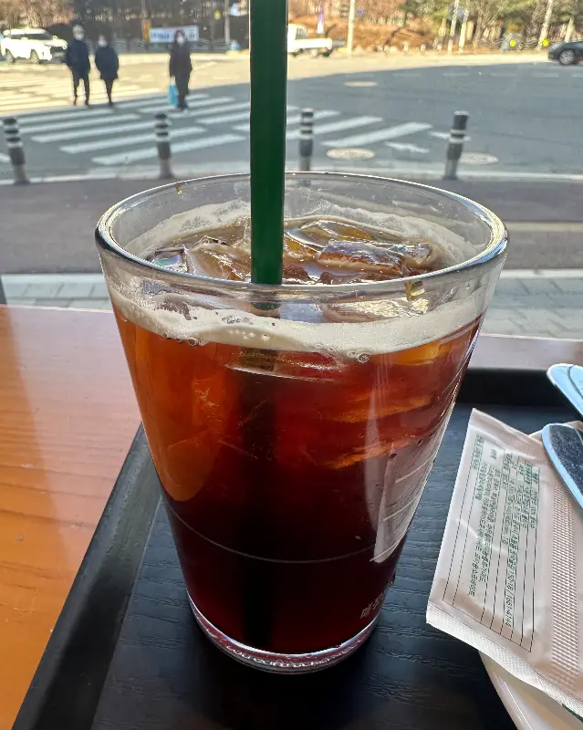 창밖 풍경을 바라보며 즐기는 아이스 아메리카노