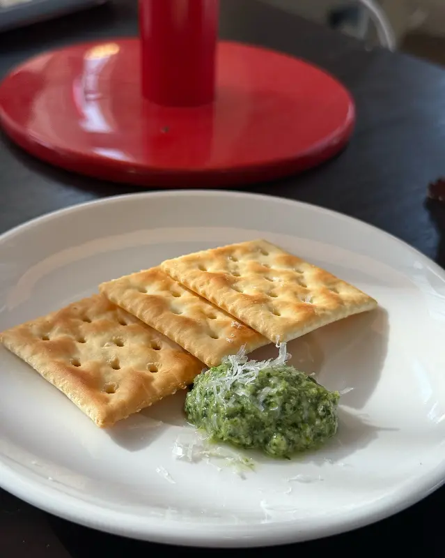 바질 페스토와 크래커