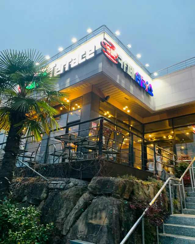 카페 내부 테이블 모습