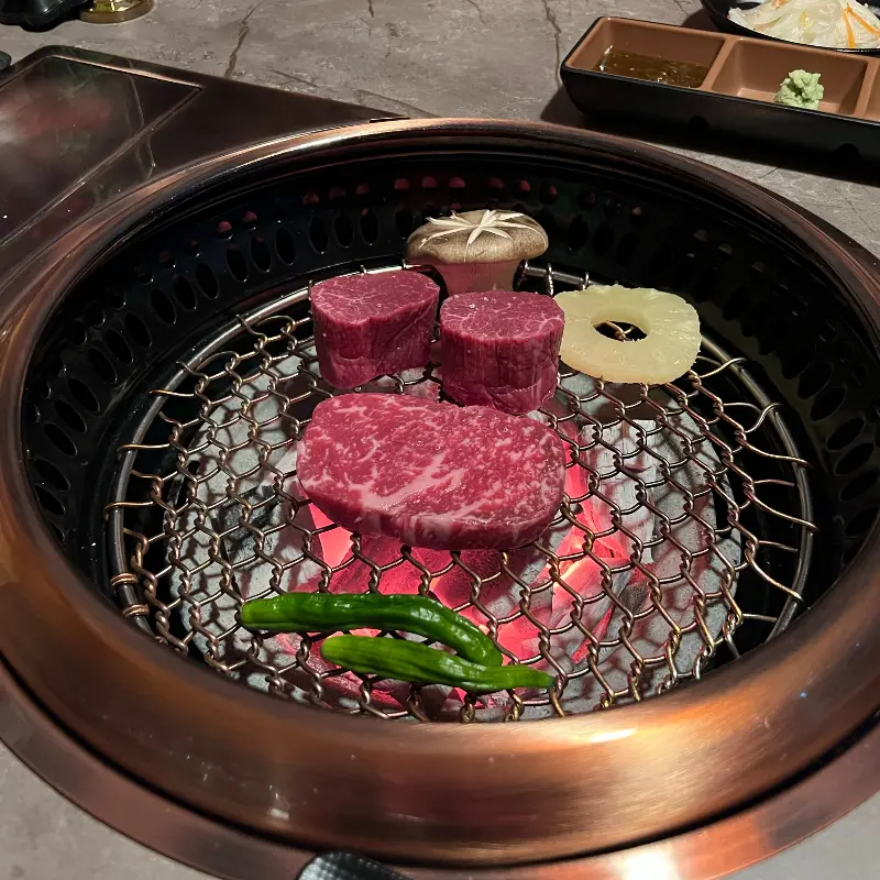 숯불 위에서 익어가는 한우