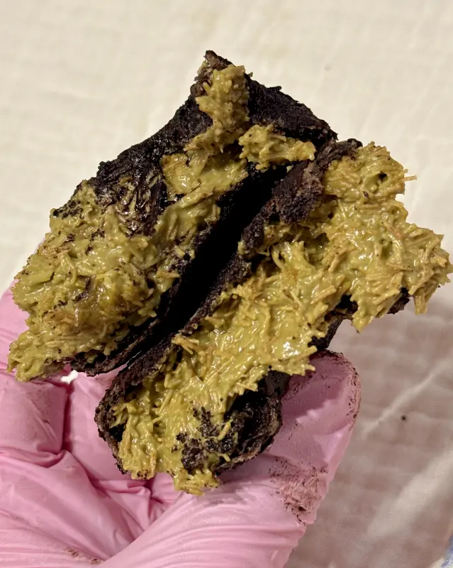 반으로 갈라진 두바이 쫀득 먼치킨