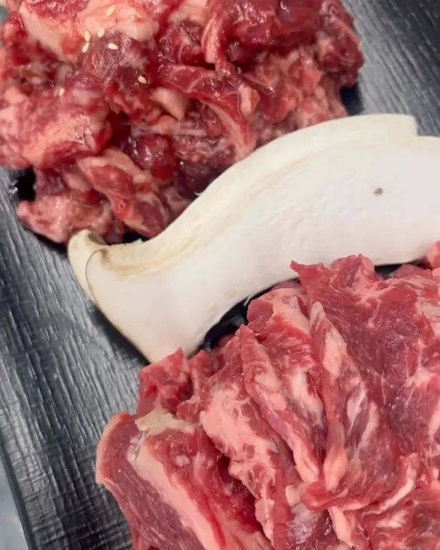 신선해 보이는 소갈비살