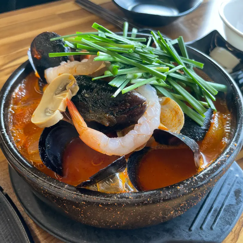 해산물이 가득한 뚝배기 짬뽕