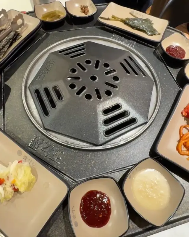 깔끔하게 차려진 밑반찬