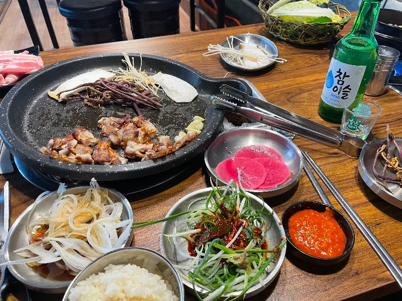 잘 익은 고기와 곁들임 반찬