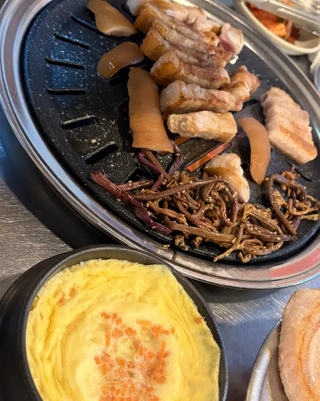 계란찜과 함께 구워지는 고기