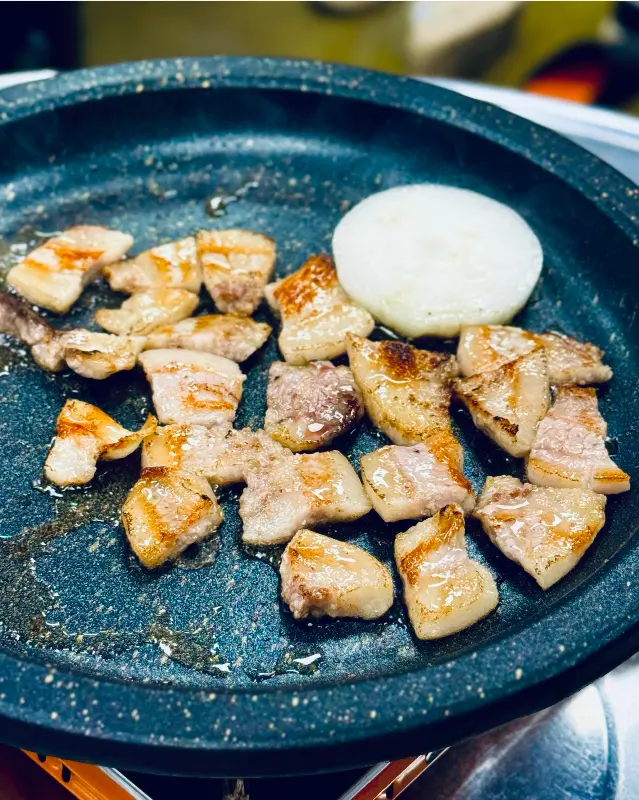 잘 구워진 삼겹살 조각들