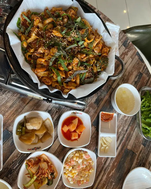 한 상 가득 차려진 곱창과 밑반찬