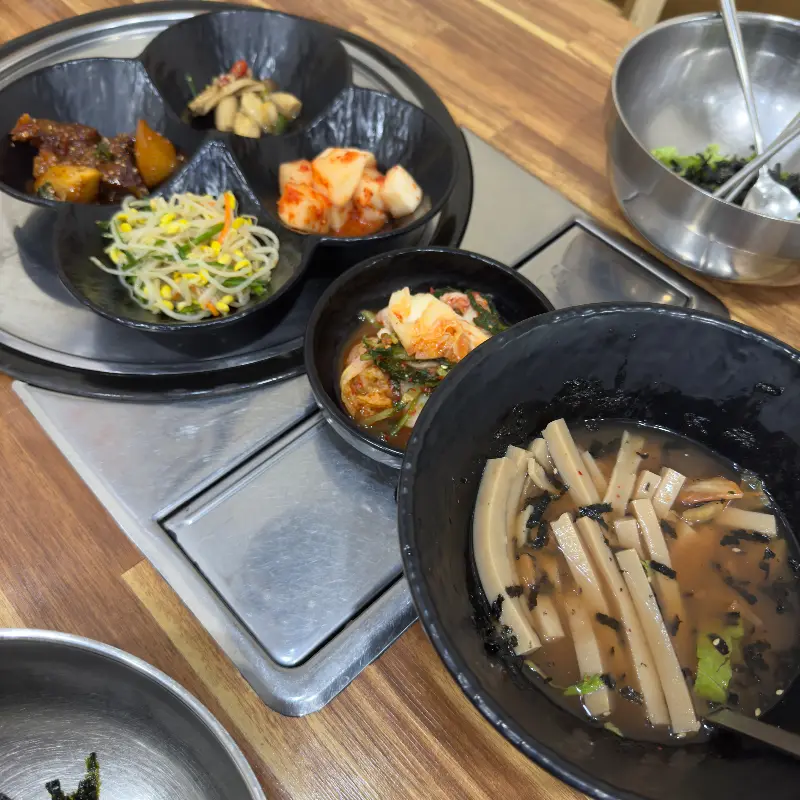 정갈한 밑반찬 세팅