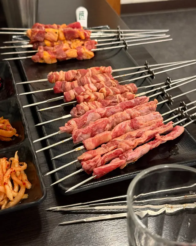 양꼬치와 함께 제공되는 다양한 소스들