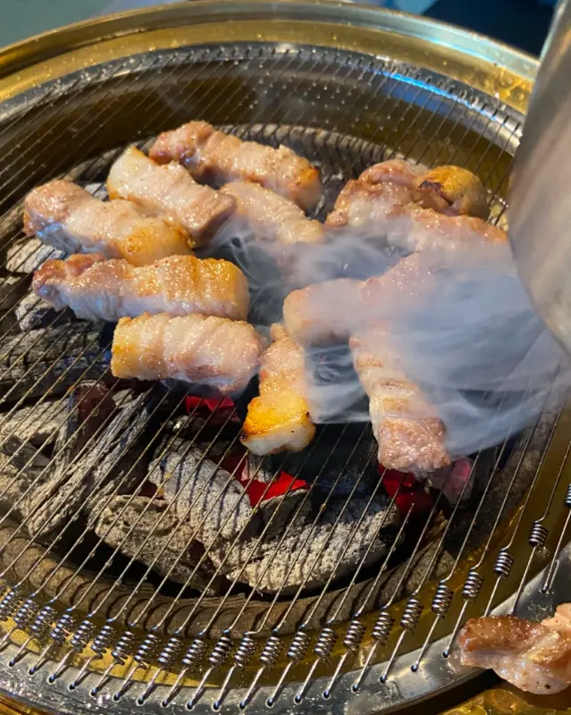 숯불 위에 구워지는 삼겹살 사진