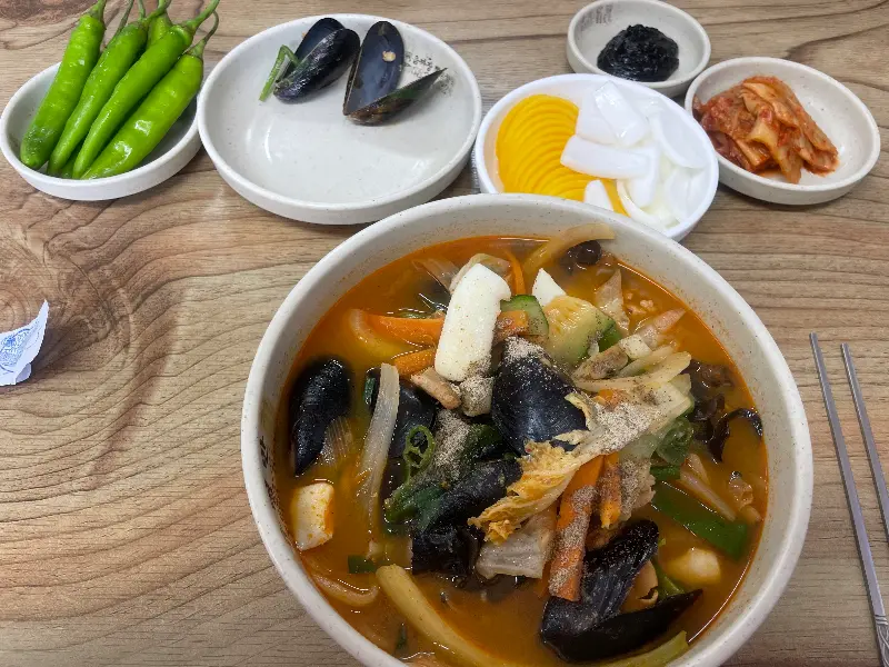 유명반점 짬뽕과 반찬