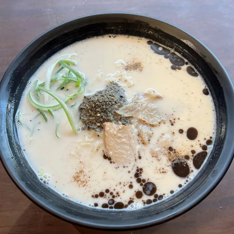 뽀얀 사골 육수에 담긴 고기국수