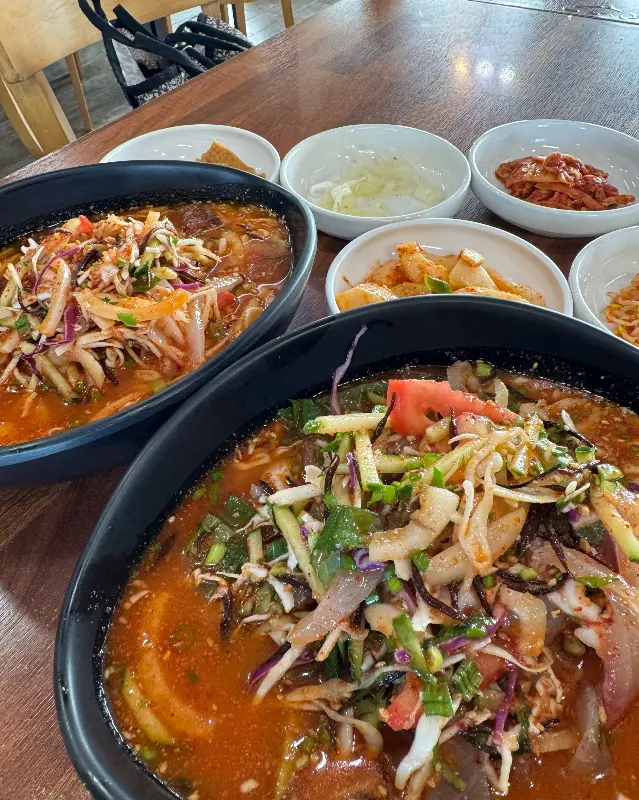 한 상 가득 차려진 물회와 밑반찬